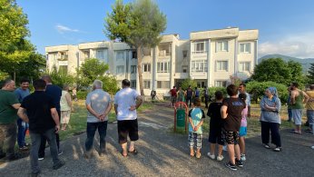 Yanan evde uyuyan şahsı komşuları kurtardı