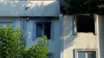 Yanan evde uyuyan şahsı komşuları kurtardı