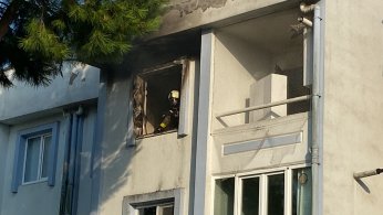 Yanan evde uyuyan şahsı komşuları kurtardı