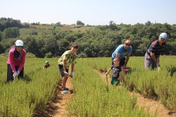 Çocukları ve torunlarına toprak sevgisi aşıladı
