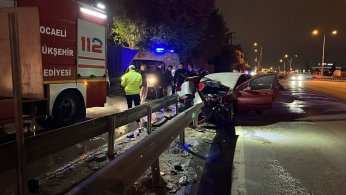 Bariyerlere çarpan araçta yangın çıktı