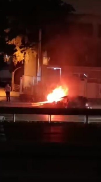 Bariyerlere çarpan araçta yangın çıktı