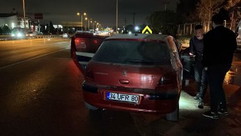 Bariyerlere çarpan araçta yangın çıktı