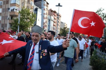 Binlerce Kocaelili bayraklarla yürüdü