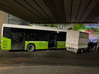 Halk otobüsü ile kamyonet çarpıştı: 2 yaralı