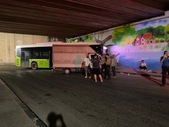 Halk otobüsü ile kamyonet çarpıştı: 2 yaralı