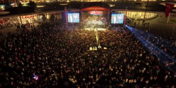 Onbinler konserde tek yürek oldu