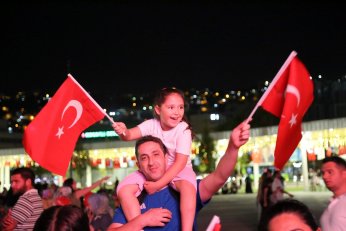 Onbinler konserde tek yürek oldu