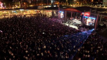 Onbinler konserde tek yürek oldu