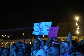 Onbinler konserde tek yürek oldu