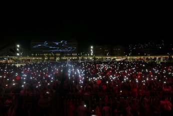 Onbinler konserde tek yürek oldu
