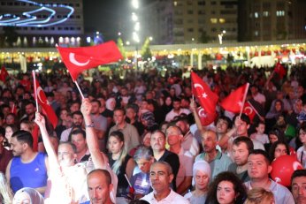 Onbinler konserde tek yürek oldu