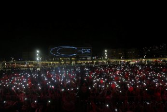 Onbinler konserde tek yürek oldu
