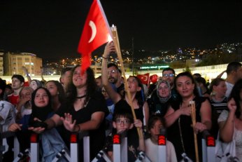 Onbinler konserde tek yürek oldu