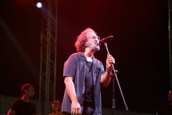 Onbinler konserde tek yürek oldu