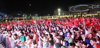 Onbinler konserde tek yürek oldu