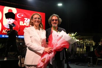 Onbinler konserde tek yürek oldu