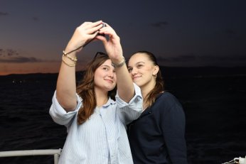 Bir yılın yorgunluğunu mehtap turu ile attılar