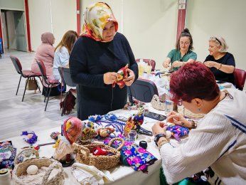 Sanatseverler bez bebek  atölyesinde buluştu