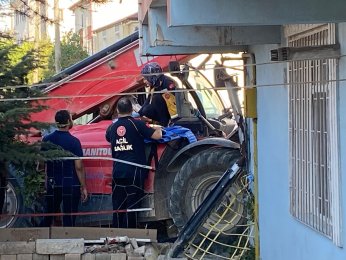 Kontrolden çıkan iş makinesi dehşet saçtı: 4 yaralı