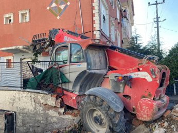 Kontrolden çıkan iş makinesi dehşet saçtı: 4 yaralı