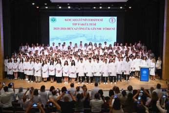 Genç hekimler  önlüklerini giydi