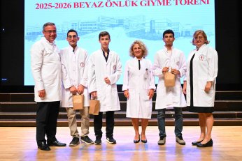 Genç hekimler  önlüklerini giydi