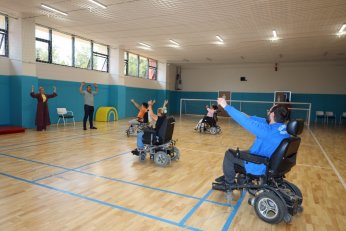 Engelleri aşan ekipten sahne hazırlığı