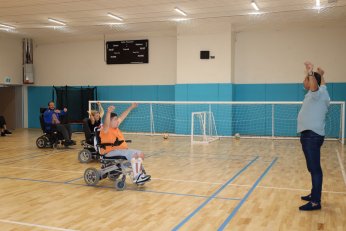 Engelleri aşan ekipten sahne hazırlığı