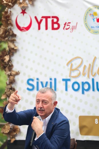 Büyükakın, soydaş  gençlerle buluştu