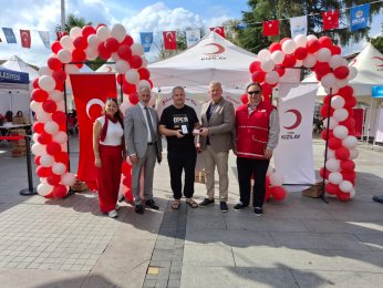 Kan bağışı şenlik havasında yapıldı