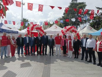 Kan bağışı şenlik havasında yapıldı