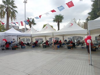 Kan bağışı şenlik havasında yapıldı