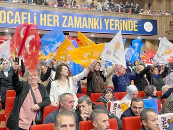 AK Parti’de coşkulu danışma