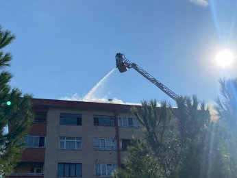 Tadilat yapılan çatı alevlere teslim oldu