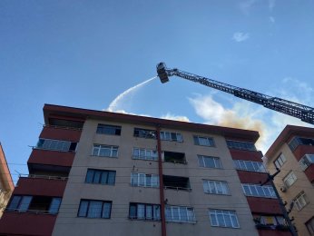 Tadilat yapılan çatı alevlere teslim oldu