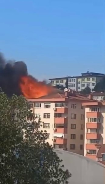 Tadilat yapılan çatı alevlere teslim oldu