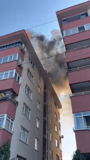 Tadilat yapılan çatı alevlere teslim oldu