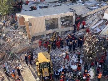 Enkaz altında kalanların kimlikleri belli oldu