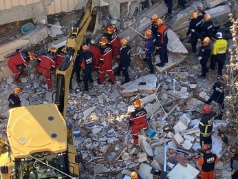 Enkaz altında kalanların kimlikleri belli oldu