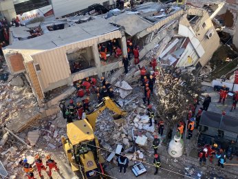 Enkaz altında kalanların kimlikleri belli oldu