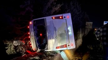 İşçi servisi ile otomobil çarpıştı: 8 yaralı