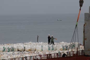 Karaya oturan gemideki yükler tahliye ediliyor