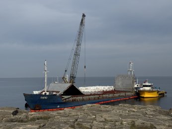 Karaya oturan gemideki yükler tahliye ediliyor