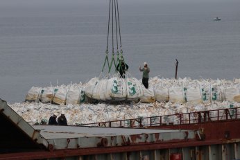 Karaya oturan gemideki yükler tahliye ediliyor