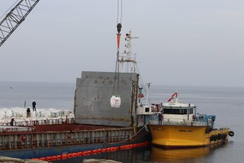 Karaya oturan gemideki yükler tahliye ediliyor