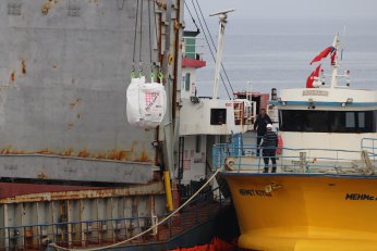Karaya oturan gemideki yükler tahliye ediliyor