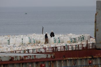 Karaya oturan gemideki yükler tahliye ediliyor