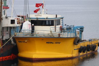 Karaya oturan gemideki yükler tahliye ediliyor