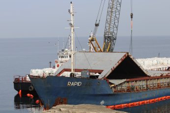 Karaya oturan gemideki yükler tahliye ediliyor